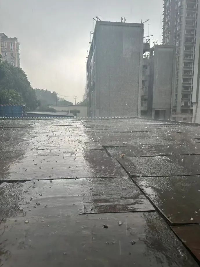 成都下冰雹了！