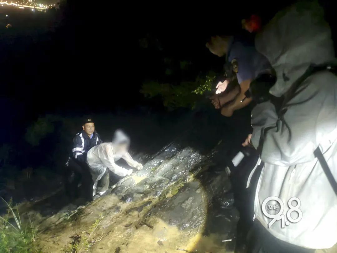 杭州暴雨夜三位游客被困悬崖边,女孩吓到大哭 杭州暴雨夜三位游客被困悬崖边,女孩吓到大哭