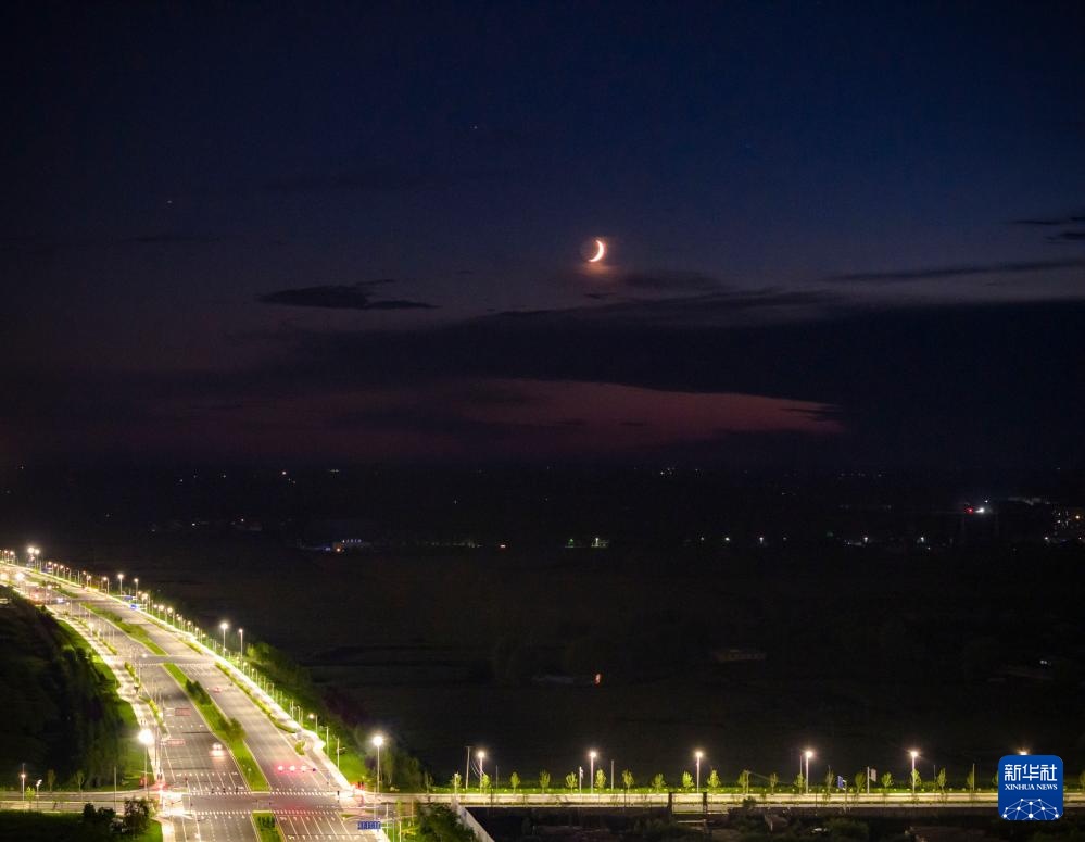 夜空上演火星伴月
