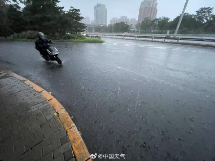 北京七区已现暴雨或大暴雨 早高峰城区及北部地区仍有明显降雨 注意出行安全！