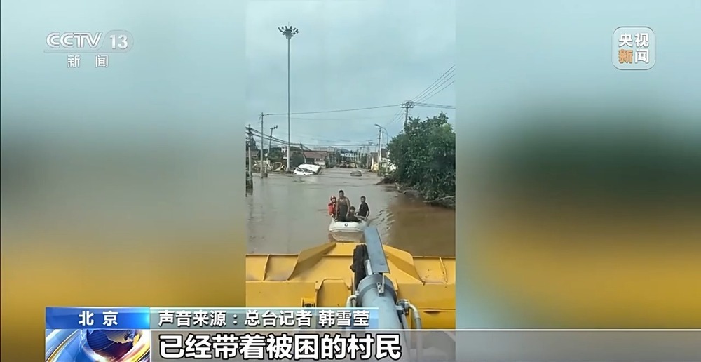 北京大哥用铲车救出80多名被困群众