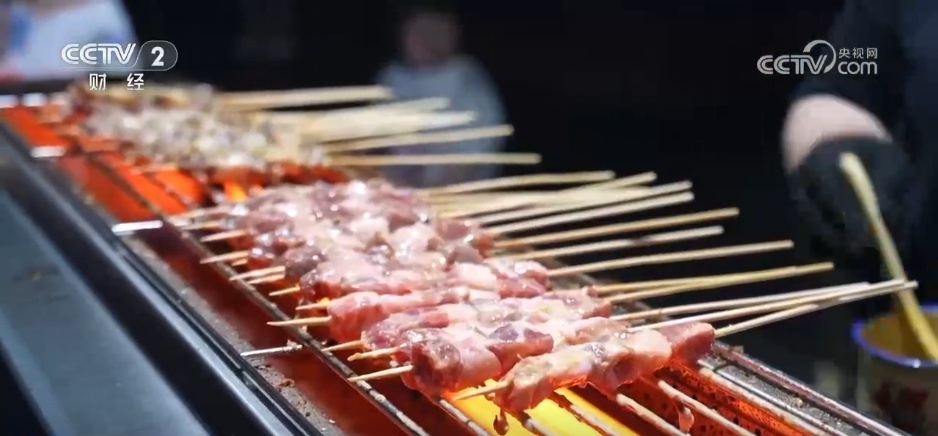 享美食、赏非遗……各地特色夜市火爆出圈 “夜经济”点燃城市活力