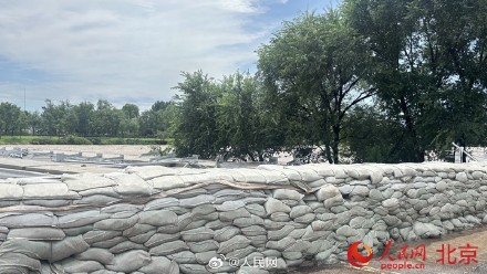 辛苦了！子弟兵一夜搬10万沙袋筑千米堤坝