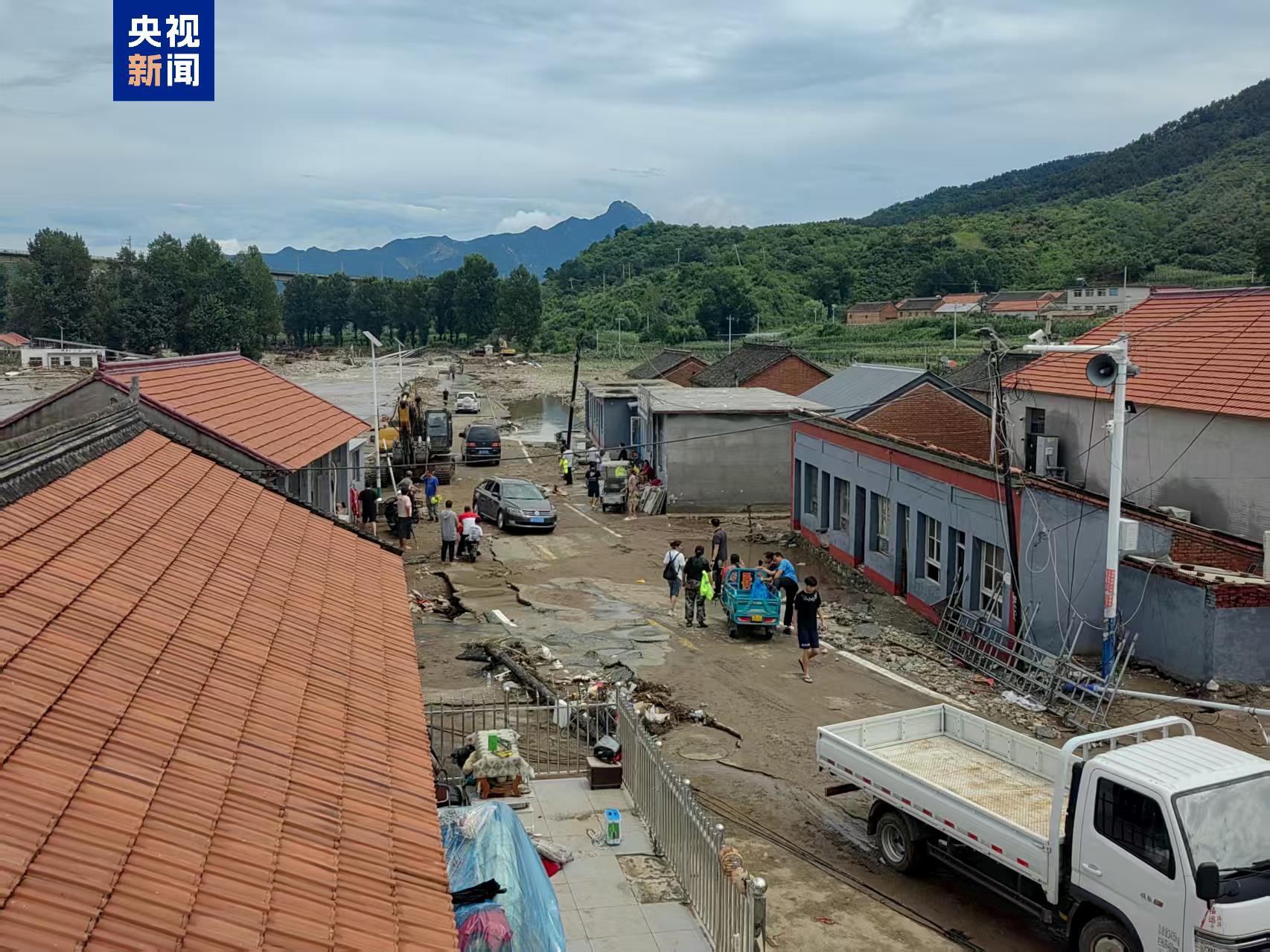 道路已抢通 各类救援力量进入河北滦平马营子乡开展救援