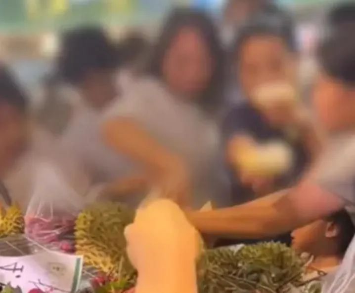 超市顾客强行开榴莲“试吃”，违法吗？