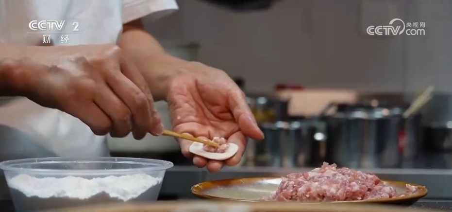 享美食、赏非遗……各地特色夜市火爆出圈 “夜经济”点燃城市活力