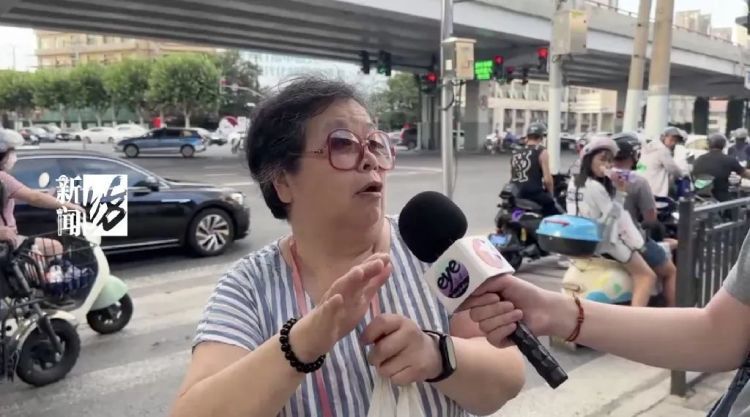 上海这条马路啥情况?比容嬷嬷还扎?有路人差点戳破脚... 上海这条马路啥情况?比容嬷嬷还扎?有路人差点戳破脚...