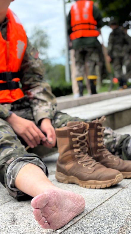 辛苦了！子弟兵一夜搬10万沙袋筑千米堤坝