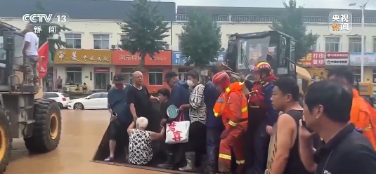 致敬！北京大哥用铲斗端出80多人