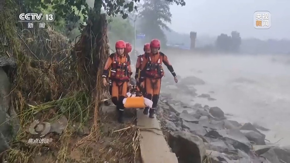 多地遭遇洪涝灾害 各方力量奋战抗洪救灾第一线