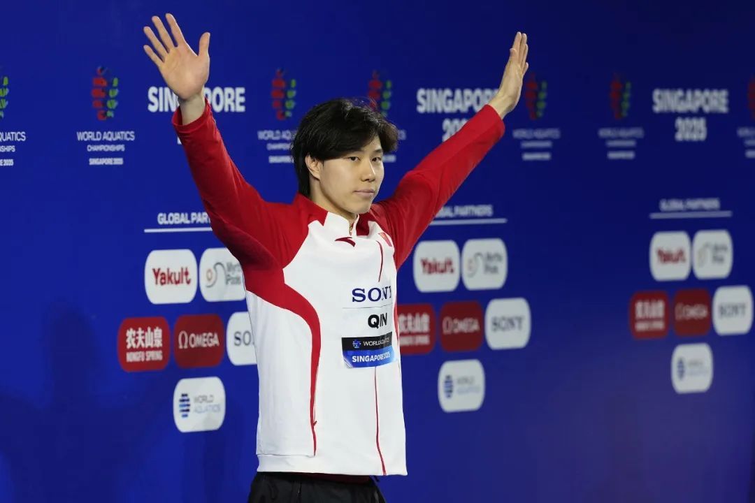 中国游泳队首金！覃海洋“蛙王”归来
