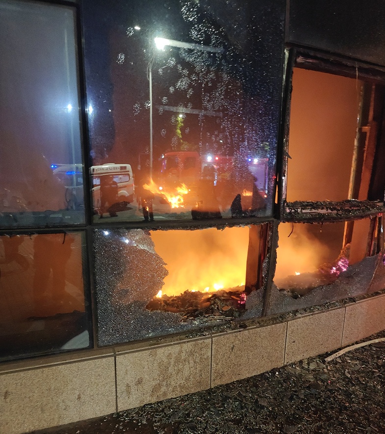 一盏灯点燃家具店,老板痛诉:“早知道全关了......” 一盏灯点燃家具店,老板痛诉:“早知道全关了......”