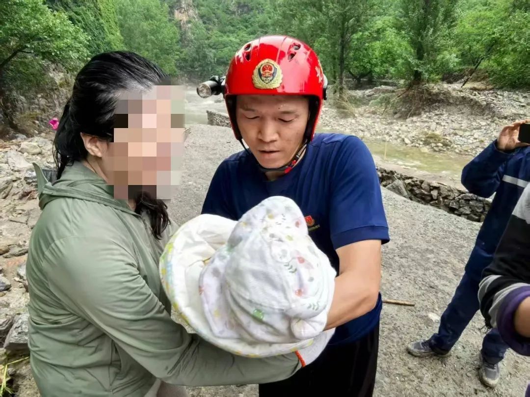 37小时生死驰援！北京海淀消防增援怀柔深山转移105名被困群众