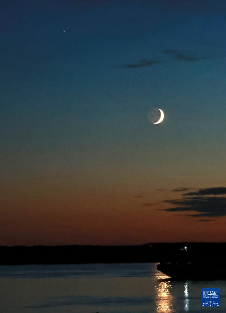 夜空上演火星伴月