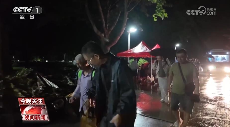 5万多人大转移，这些瞬间让人泪目