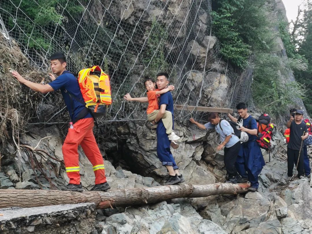 北京消防突击进入三个被困村！解救数十位被困人员！