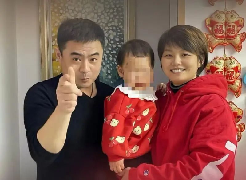 英雄逝去一年：食客排长队守护小店，家属捐善款帮助他人