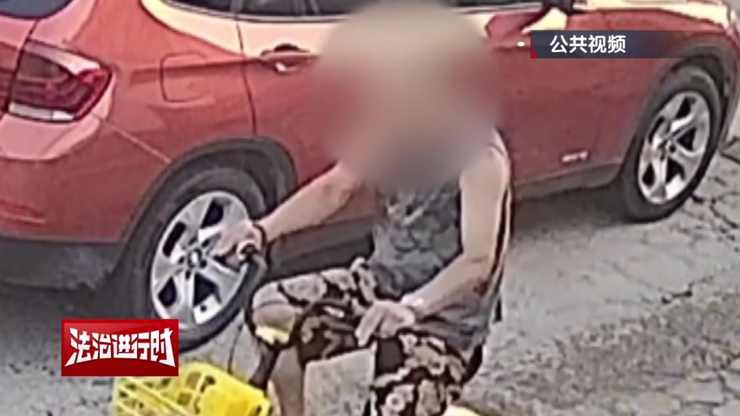 北京警方拘留1名男子：半路上脱裤子，自称“太热了”