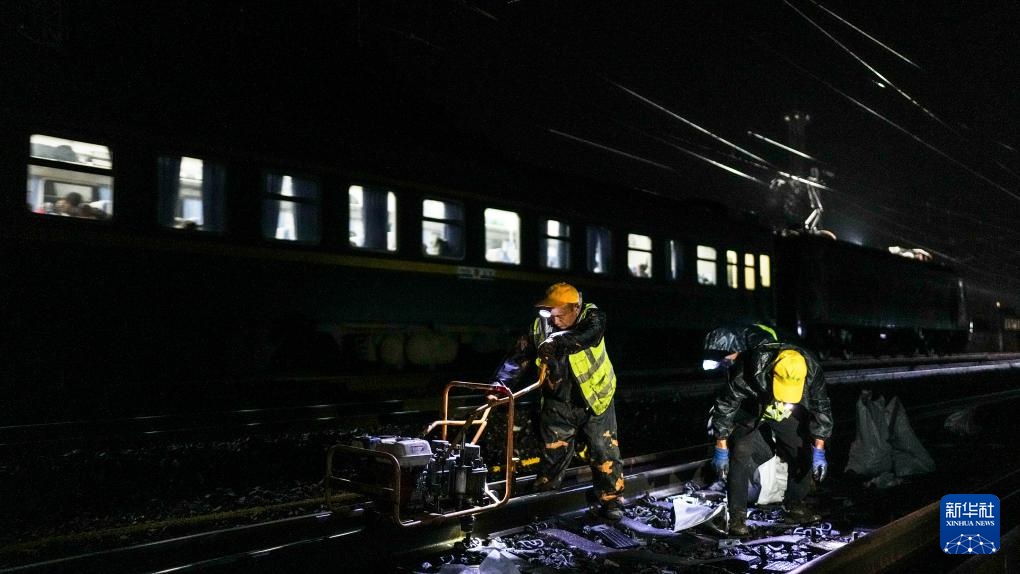 深山雨夜整修忙
