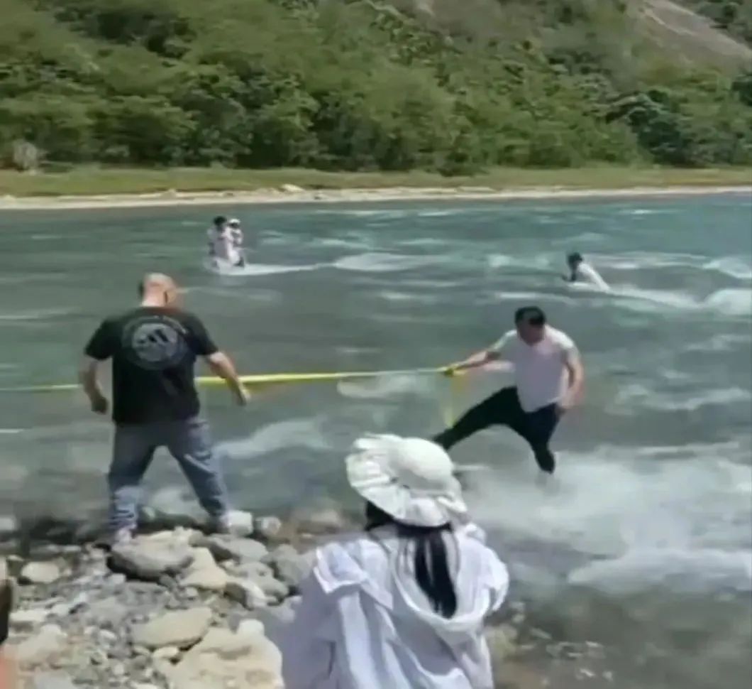 女游客峡谷漂流时落水失联，仍在搜救......汛期出游，安全比风景更重要