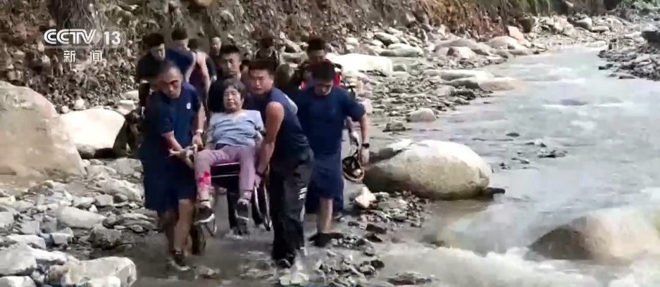 危急时刻感谢有你!洪水救援中这些温暖的力量令人难忘 危急时刻感谢有你!洪水救援中这些温暖的力量令人难忘