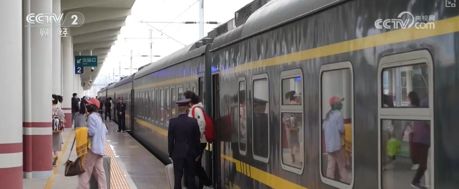 推着自行车上火车、晚上睡觉白天游玩 特色服务让山水之约有了全新打开方式 推着自行车上火车、晚上睡觉白天游玩 特色服务让山水之约有了全新打开方式