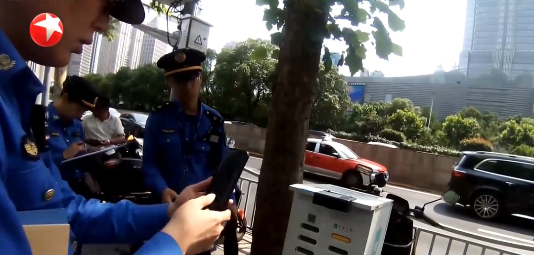 上海街头大量出现充电宝专车，执法部门：占道经营有漏电起火风险，严查！