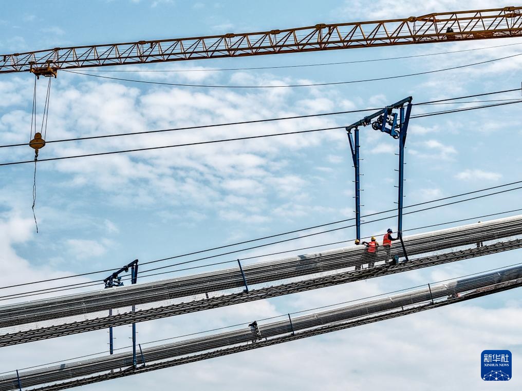 重庆黄桷沱长江大桥主缆架设完成