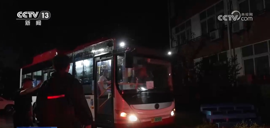 超5万人连夜撤离 镜头记录安置点里的24小时守护