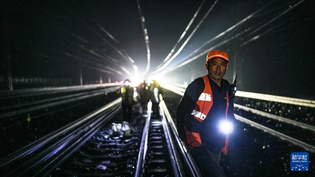 深山雨夜整修忙