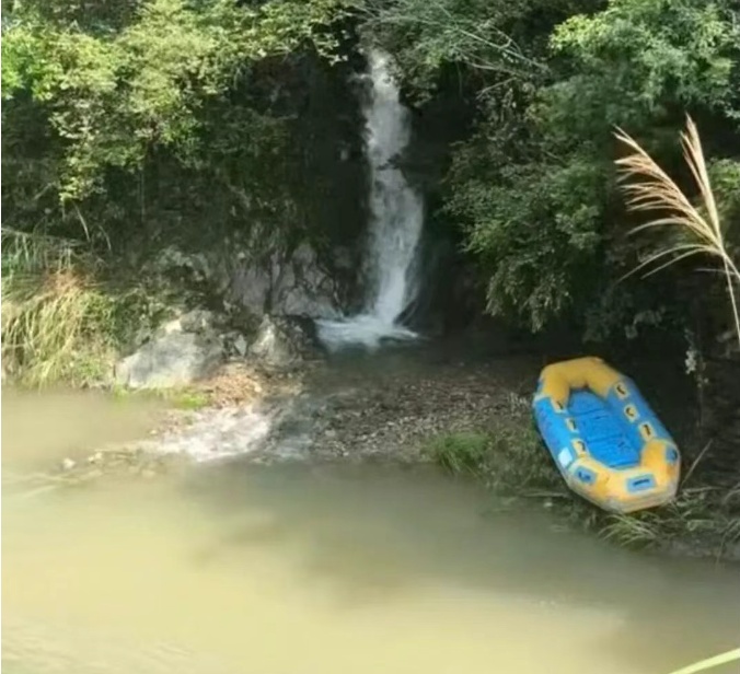 女游客峡谷漂流时落水失联，仍在搜救......汛期出游，安全比风景更重要