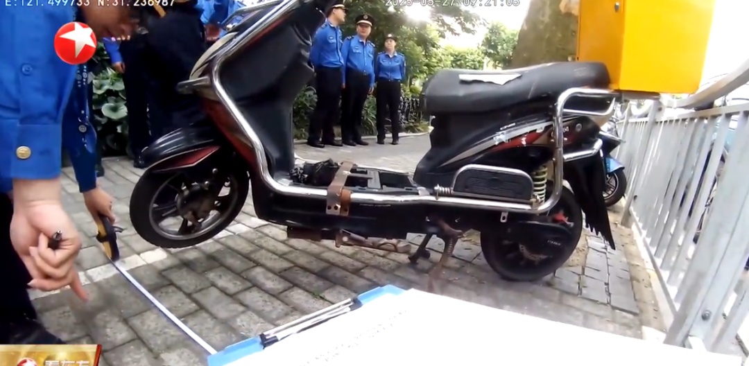 上海街头大量出现充电宝专车，执法部门：占道经营有漏电起火风险，严查！