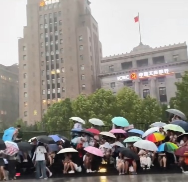 上海台风天，LV巨轮“启航”了？大量游客被困外滩？都是假的！
