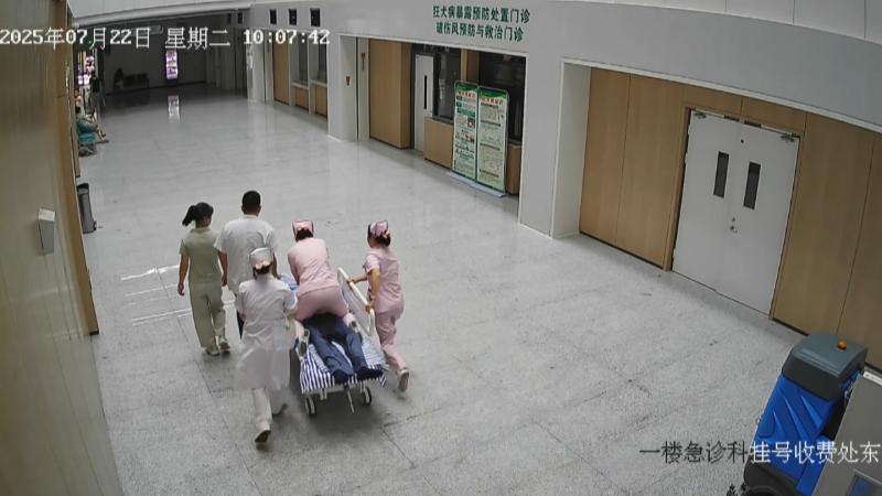 江西上高：患者心脏骤停 护士接力心肺复苏跑赢“生死时速”