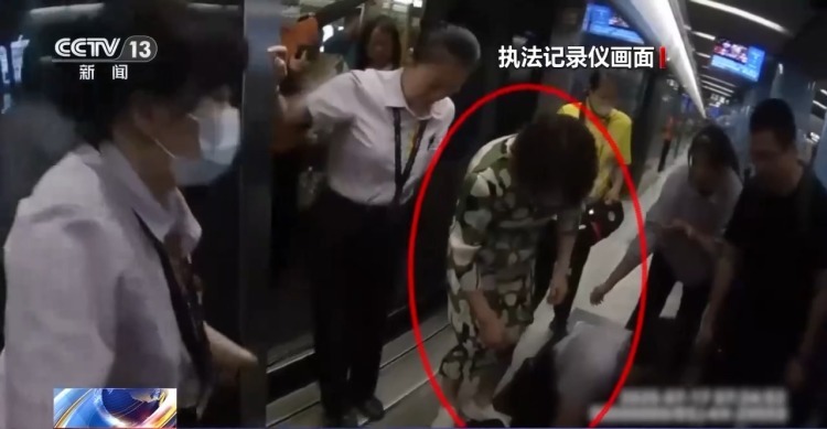 老人突发疾病晕倒 一群陌生人在地铁站上演“生命接力”