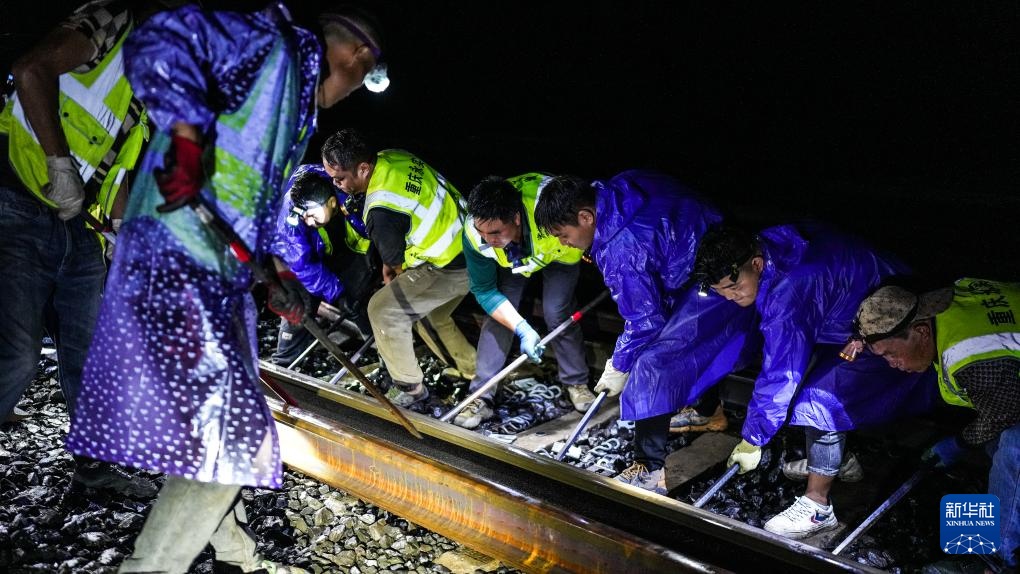 深山雨夜整修忙