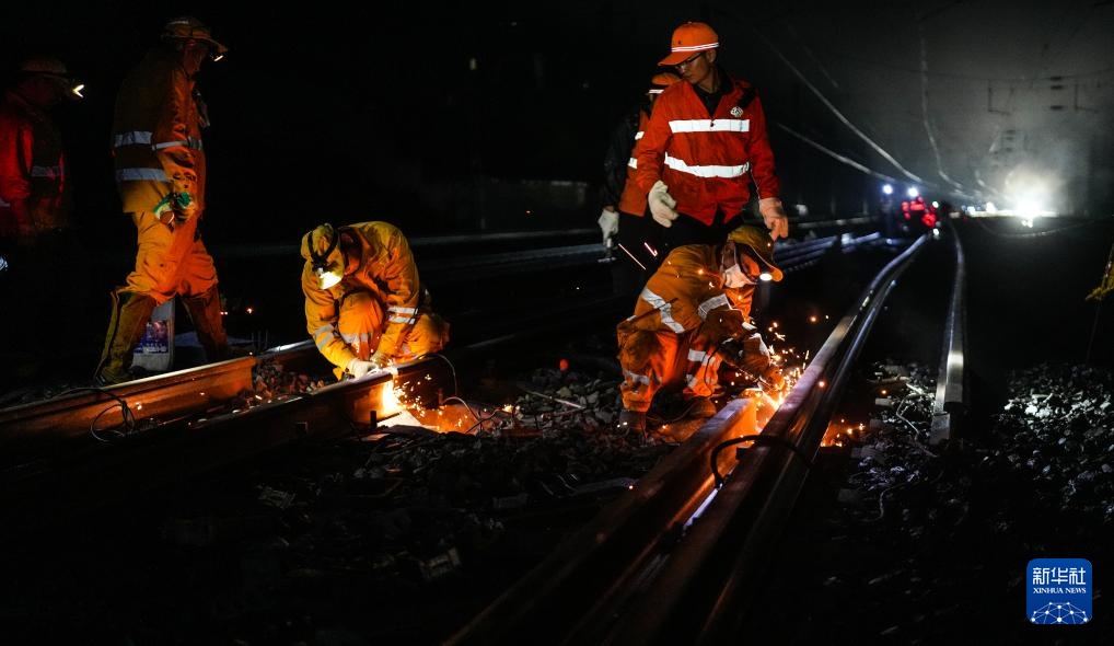 深山雨夜整修忙
