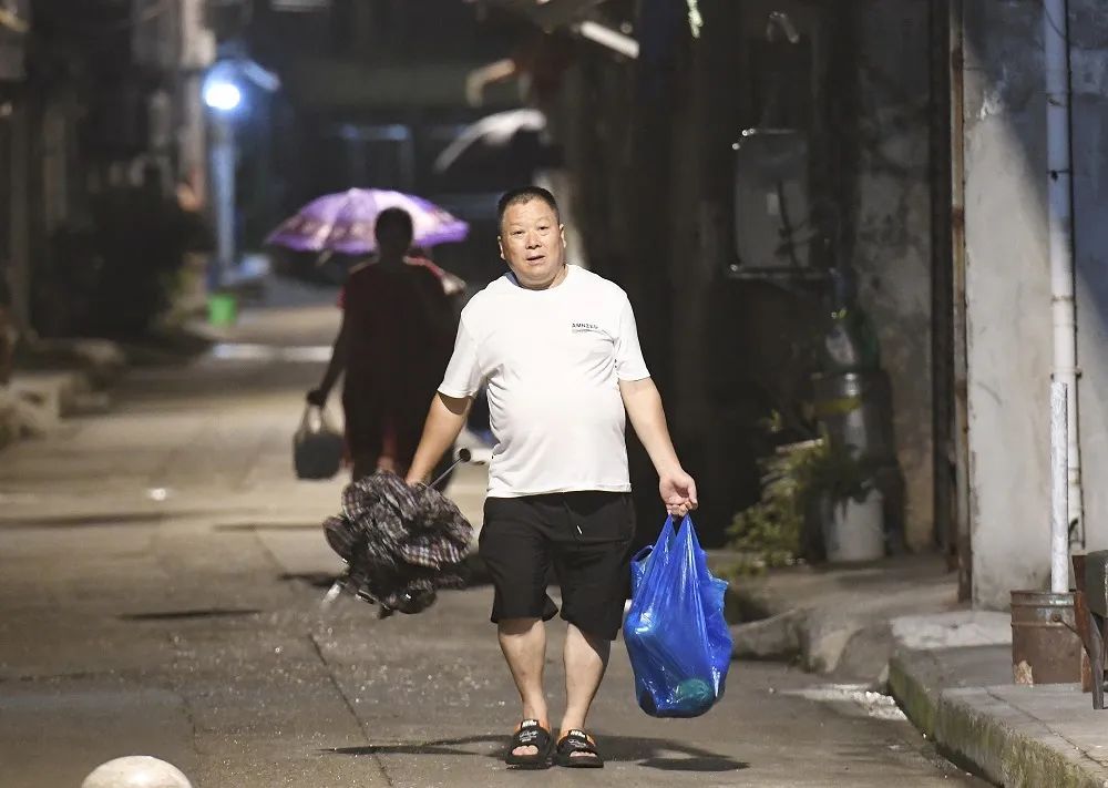 “竹节草”傍晚前后登陆上海！地铁发布运营信息，暴雨预警更新为橙色