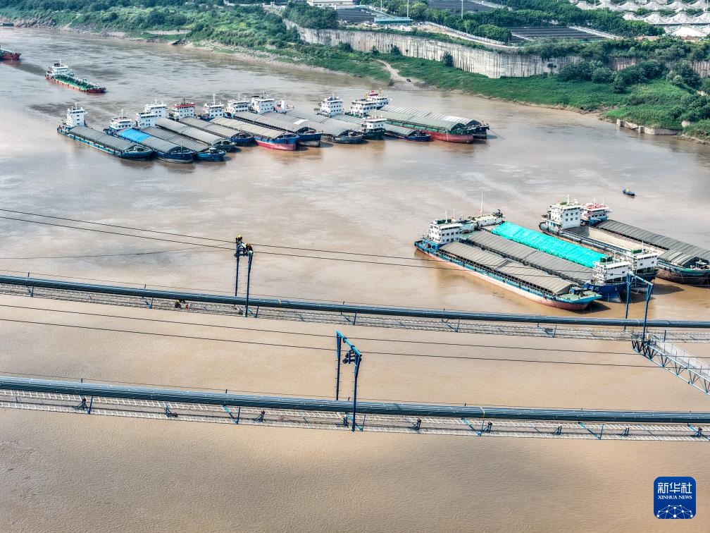 重庆黄桷沱长江大桥主缆架设完成