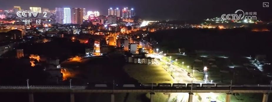 推着自行车上火车、晚上睡觉白天游玩 特色服务让山水之约有了全新打开方式 推着自行车上火车、晚上睡觉白天游玩 特色服务让山水之约有了全新打开方式