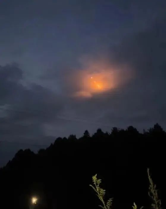 贵州一地夜空现“一串橘黄色圆球”不明飞行物，多方回应：不清楚具体是啥