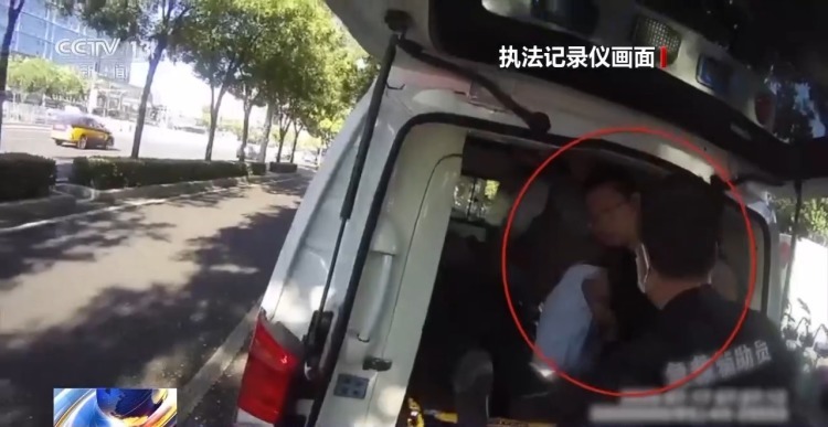 老人突发疾病晕倒 一群陌生人在地铁站上演“生命接力”