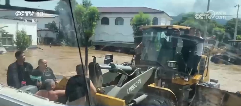 危急时刻感谢有你!洪水救援中这些温暖的力量令人难忘 危急时刻感谢有你!洪水救援中这些温暖的力量令人难忘