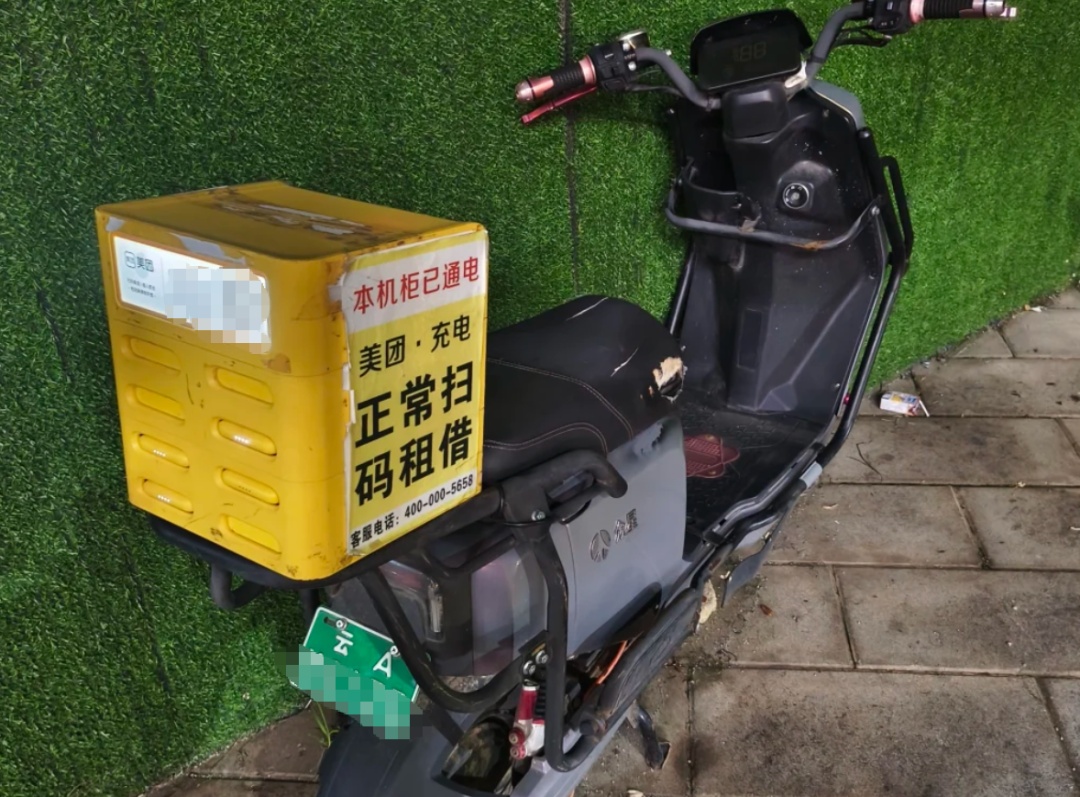 上海街头大量出现充电宝专车，执法部门：占道经营有漏电起火风险，严查！