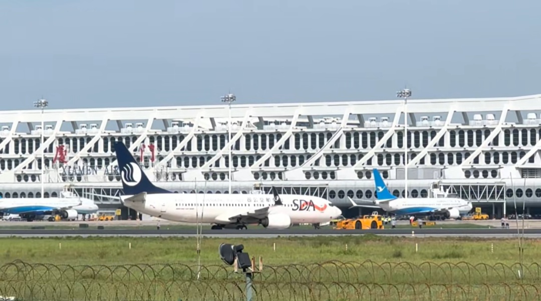 飞机在脱离跑道时出现异常，厦门机场称机场已恢复正常运行，山东航空发布情况说明