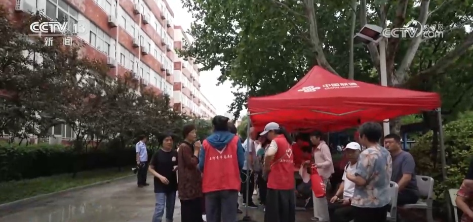 超5万人连夜撤离 镜头记录安置点里的24小时守护