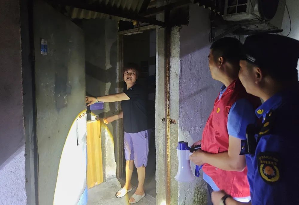 “竹节草”傍晚前后登陆上海！地铁发布运营信息，暴雨预警更新为橙色