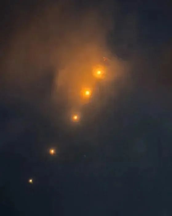 贵州一地夜空现“一串橘黄色圆球”不明飞行物，多方回应：不清楚具体是啥