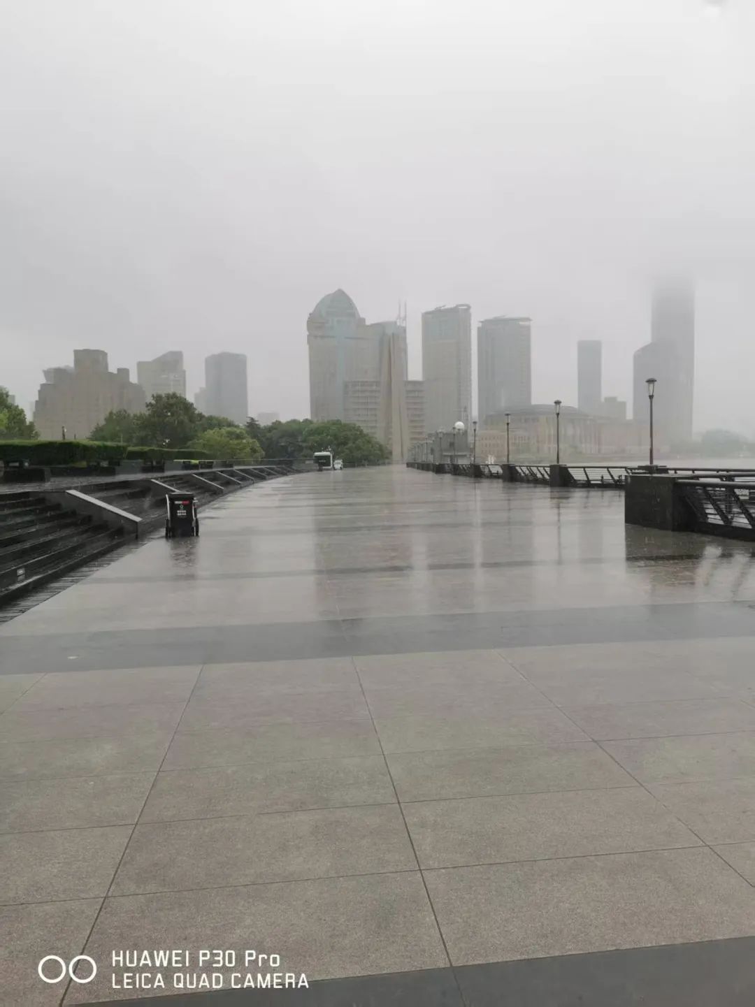 台风“竹节草”影响上海，有游客被困在外滩？官方辟谣