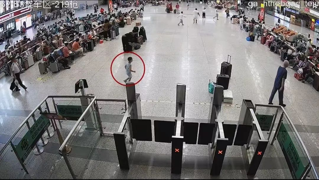 家长必看！男童在车站走失，幸好他这样做......警方提醒